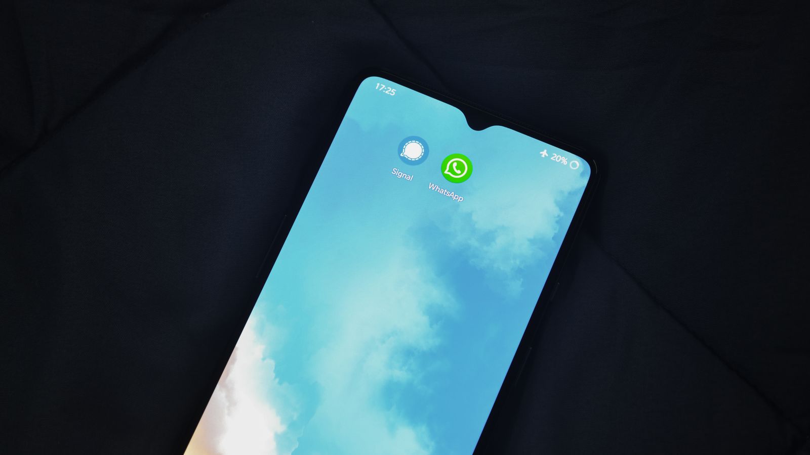 手机上显示 WhatsApp 等聊天应用图标