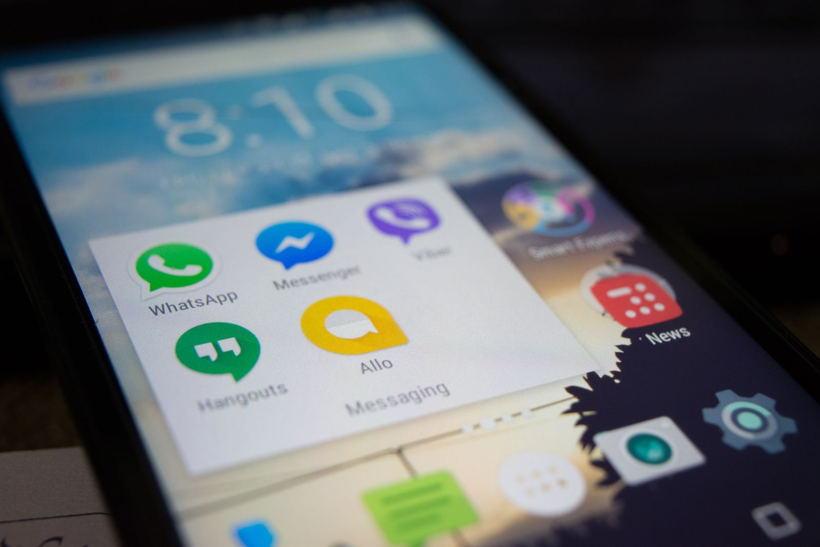 WhatsApp과 메신저 앱이 보이는 스마트폰 화면